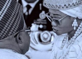 Drama as Tinubu’s Wife Confronts Governor Adeleke Over Onstage Singing (VIDEO)